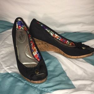 Peep toe black wedges w/bow